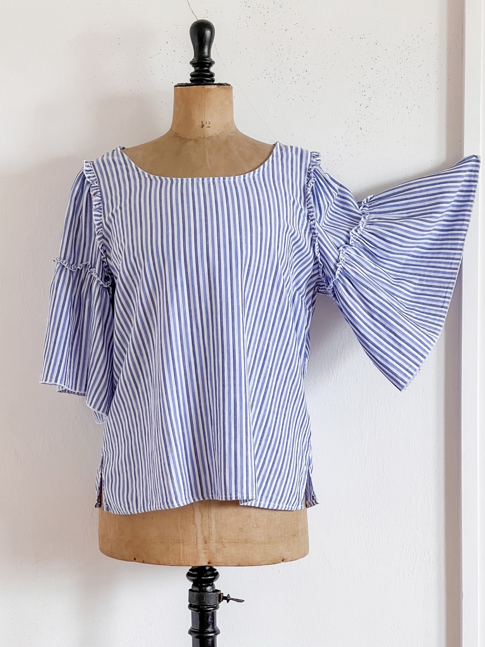 Seven7 Blue Striped Summer Blouse With Ruffled Sleeves Size Large